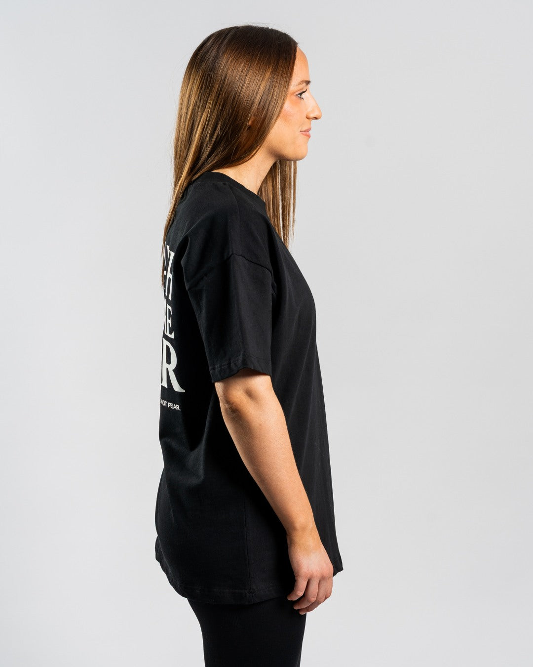 Oversized-T-Shirt für Damen mit dem Aufdruck „Glaube vor Angst“.