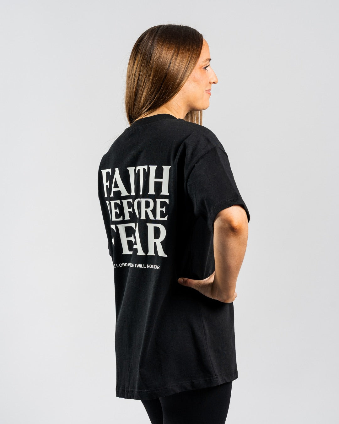 Oversized-T-Shirt für Damen mit dem Aufdruck „Glaube vor Angst“.