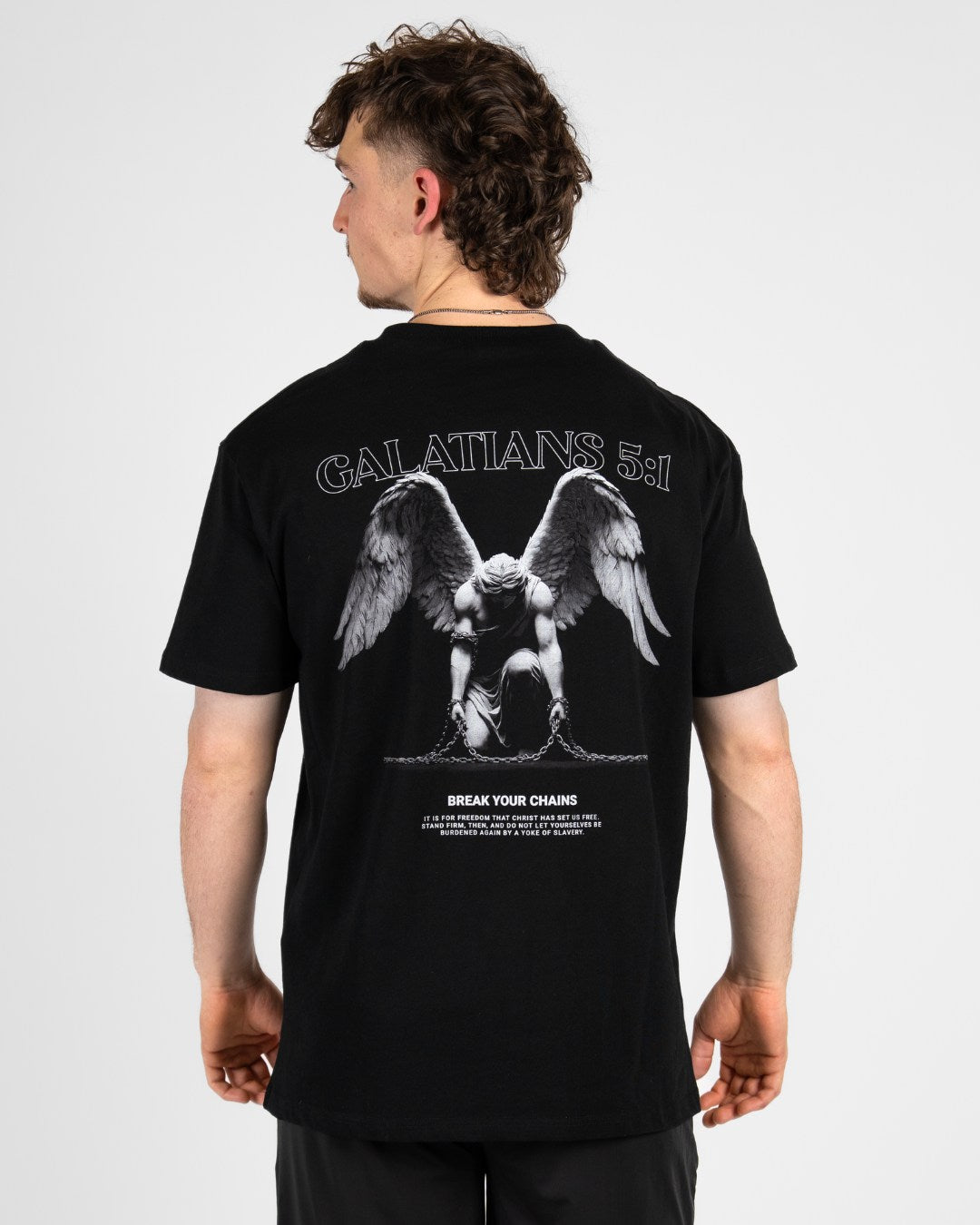 Galatians 5:1 ’Break Your Chains’ Men’s Oversized T-Shirt